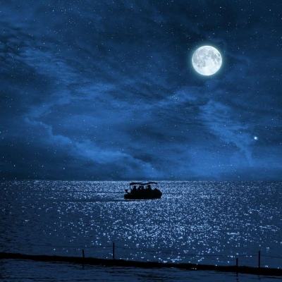 梅戈格湖上空的月影